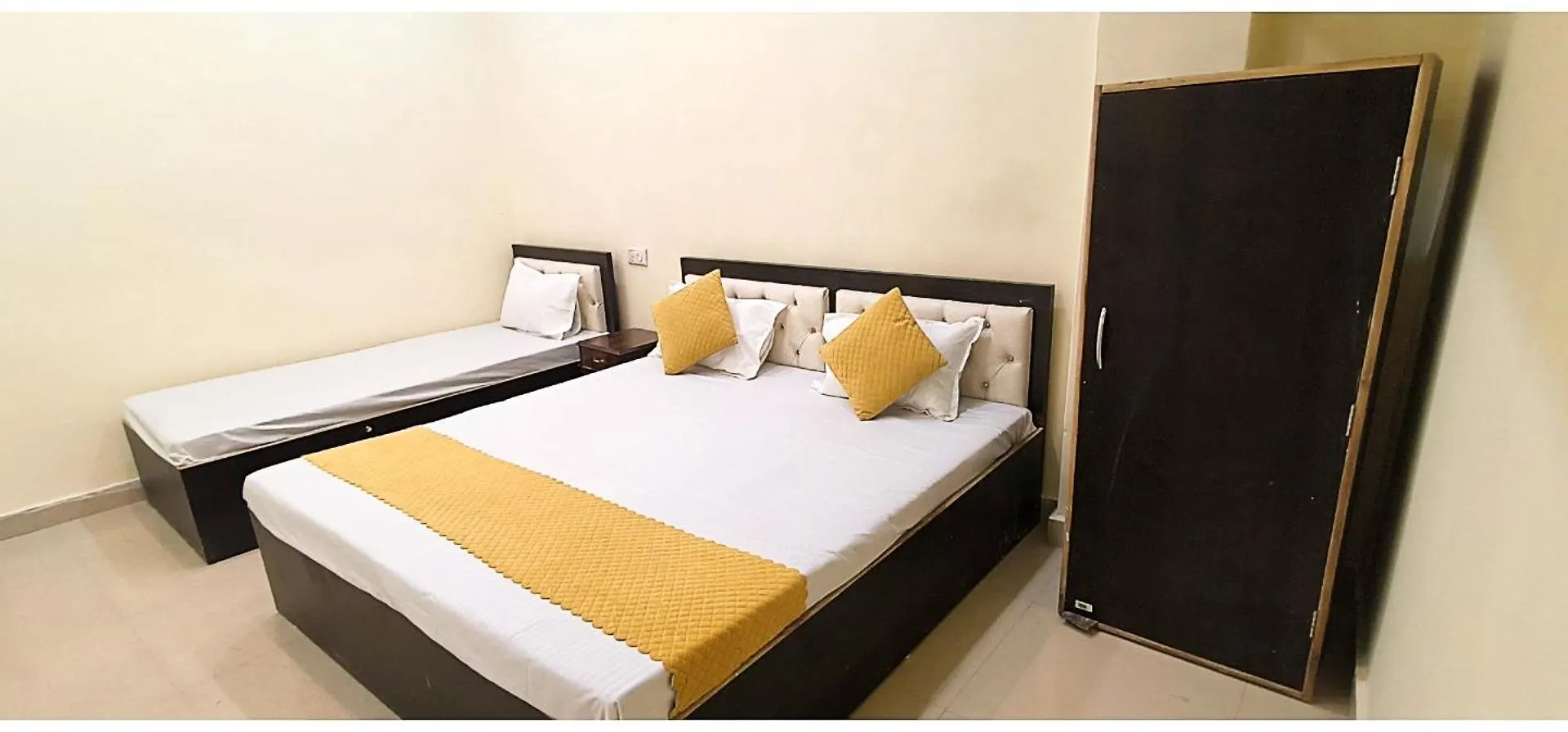 Varanasi Hotel Shri Kashi# Rameshwaram Paying- Near Vishwanath Temple -Free Parking And Wi-Fi Available- A Premium Hotel In Varanasi 4*,  India